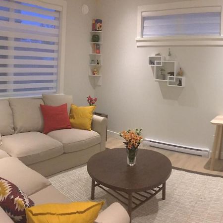 Mollys Cottage-The Suite On Vancouver Island Near Yyj Airport And The Wa And Bc Ferries North Saanich Esterno foto