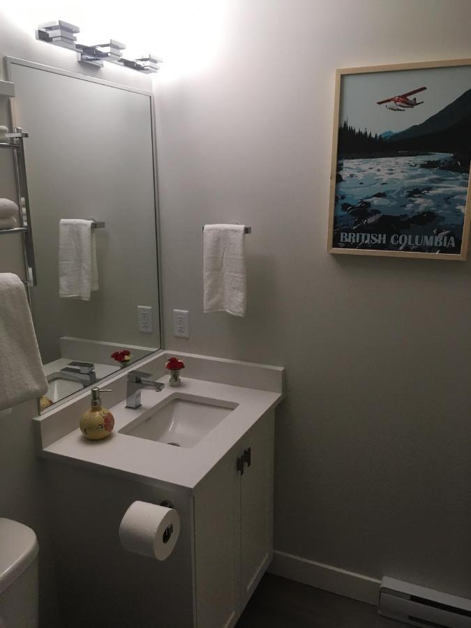 Mollys Cottage-The Suite On Vancouver Island Near Yyj Airport And The Wa And Bc Ferries North Saanich Esterno foto
