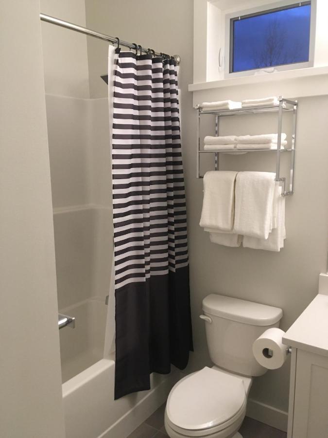 Mollys Cottage-The Suite On Vancouver Island Near Yyj Airport And The Wa And Bc Ferries North Saanich Esterno foto